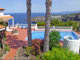 Holiday house with terraces & pool