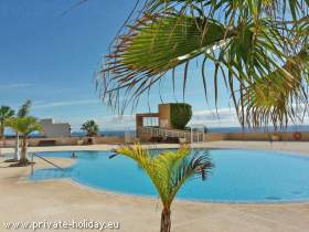 Holiday flat with pool and sea view